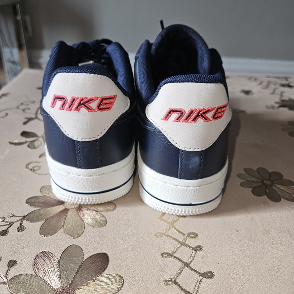 Nike Women's Sneakers in Navy and White - Picture 7 of 7